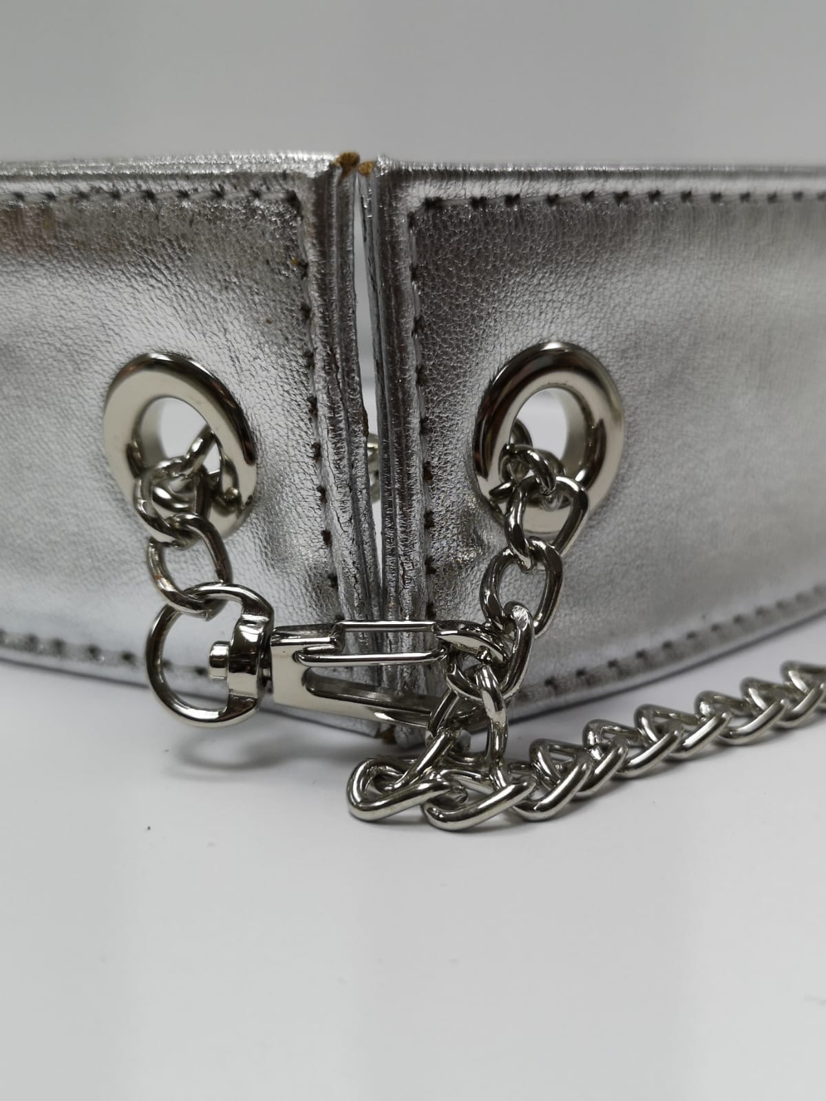 Set composto da orecchini, borsa, cintura di trik bijoux con Bottone argento