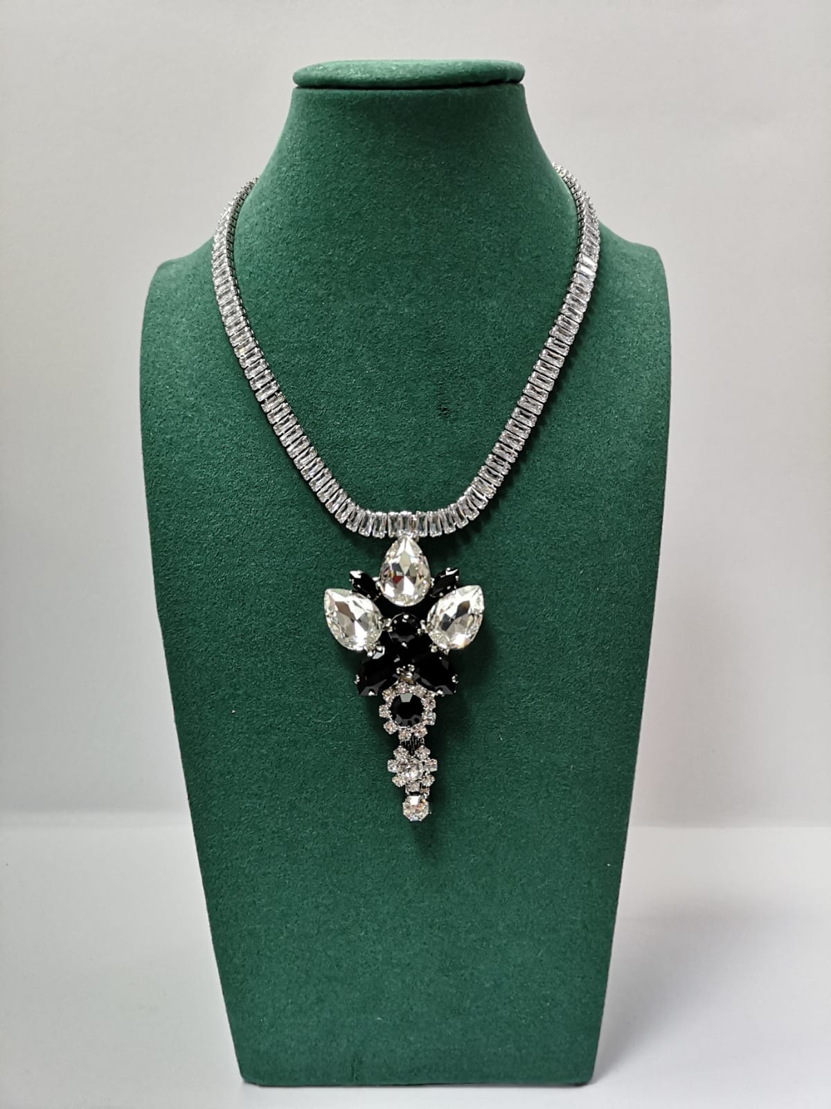 Set da donna di collana e orecchini con fiore pendente argento di trik bijoux