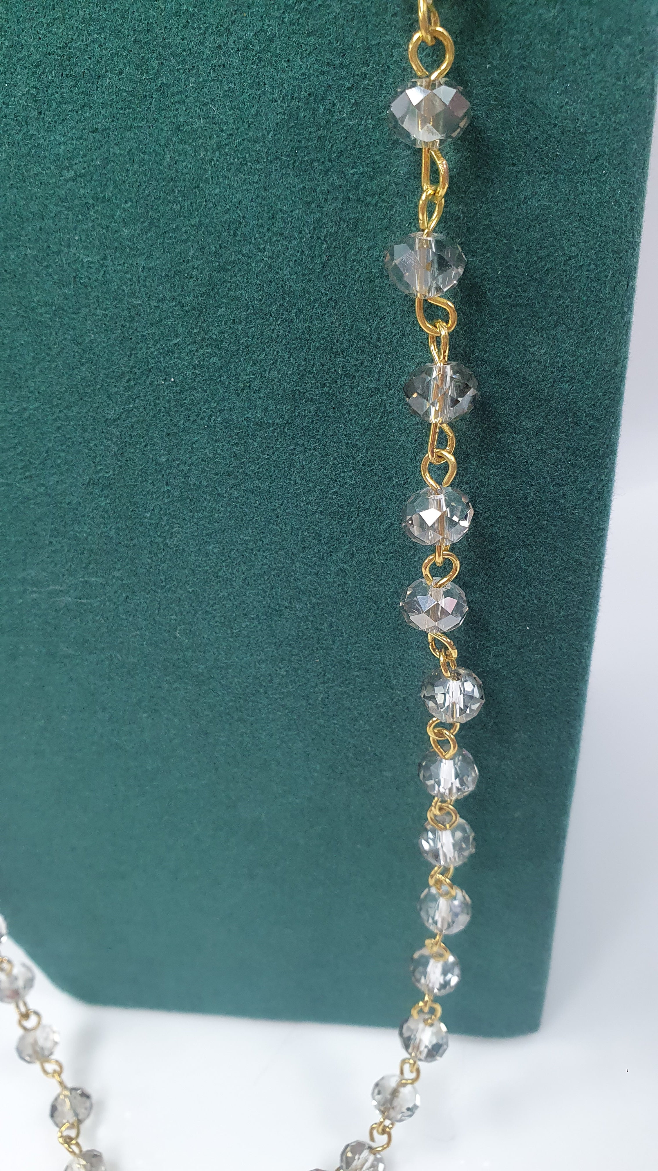 Collana lunga con pendente gemir con pietre grigie