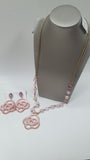 Coordinato collana e orecchini di byba bijoux con ciondolo in resina rosa antico