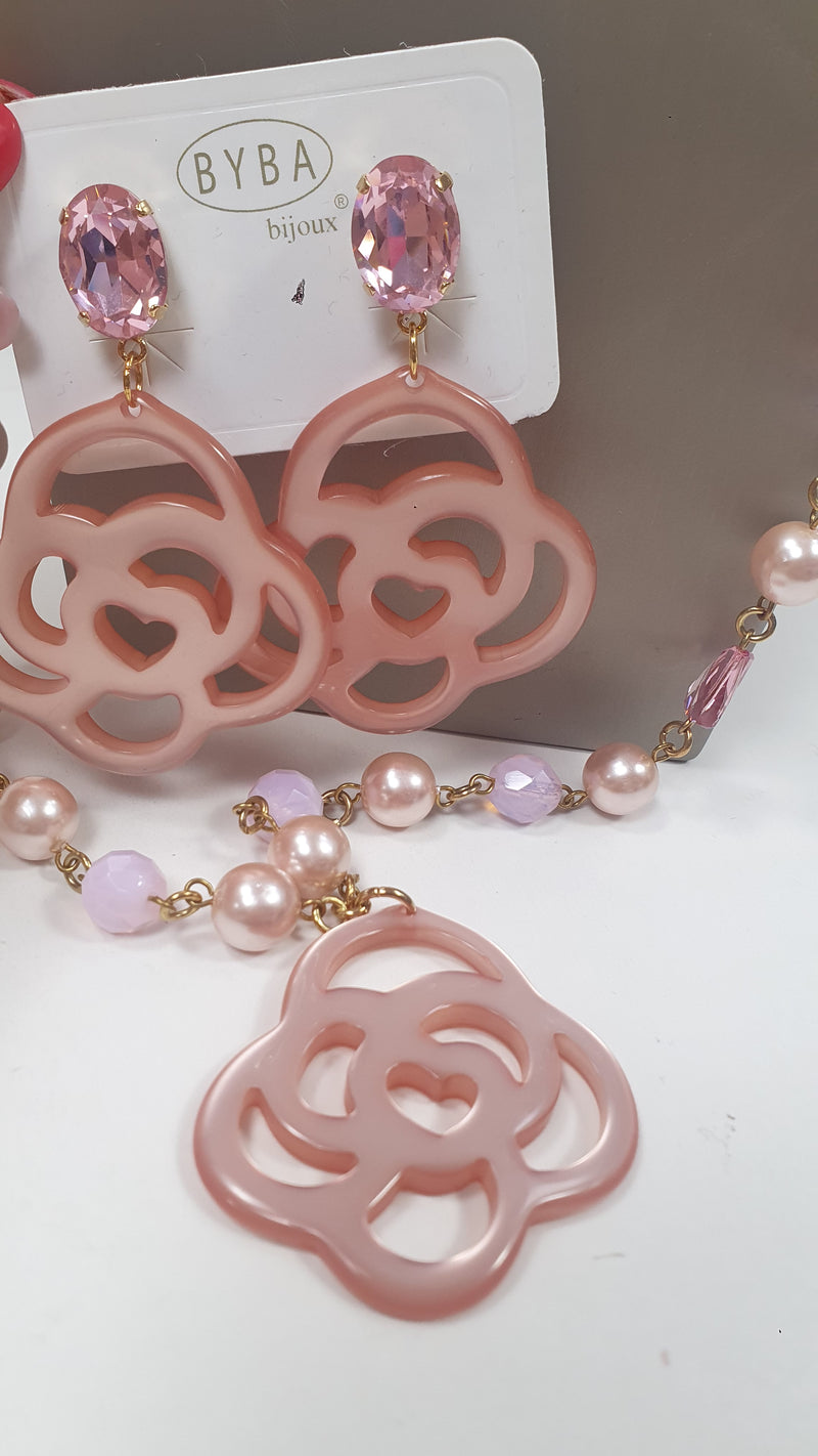 Coordinato collana e orecchini di byba bijoux con ciondolo in resina rosa antico