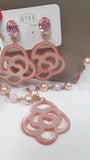 Coordinato collana e orecchini di byba bijoux con ciondolo in resina rosa antico