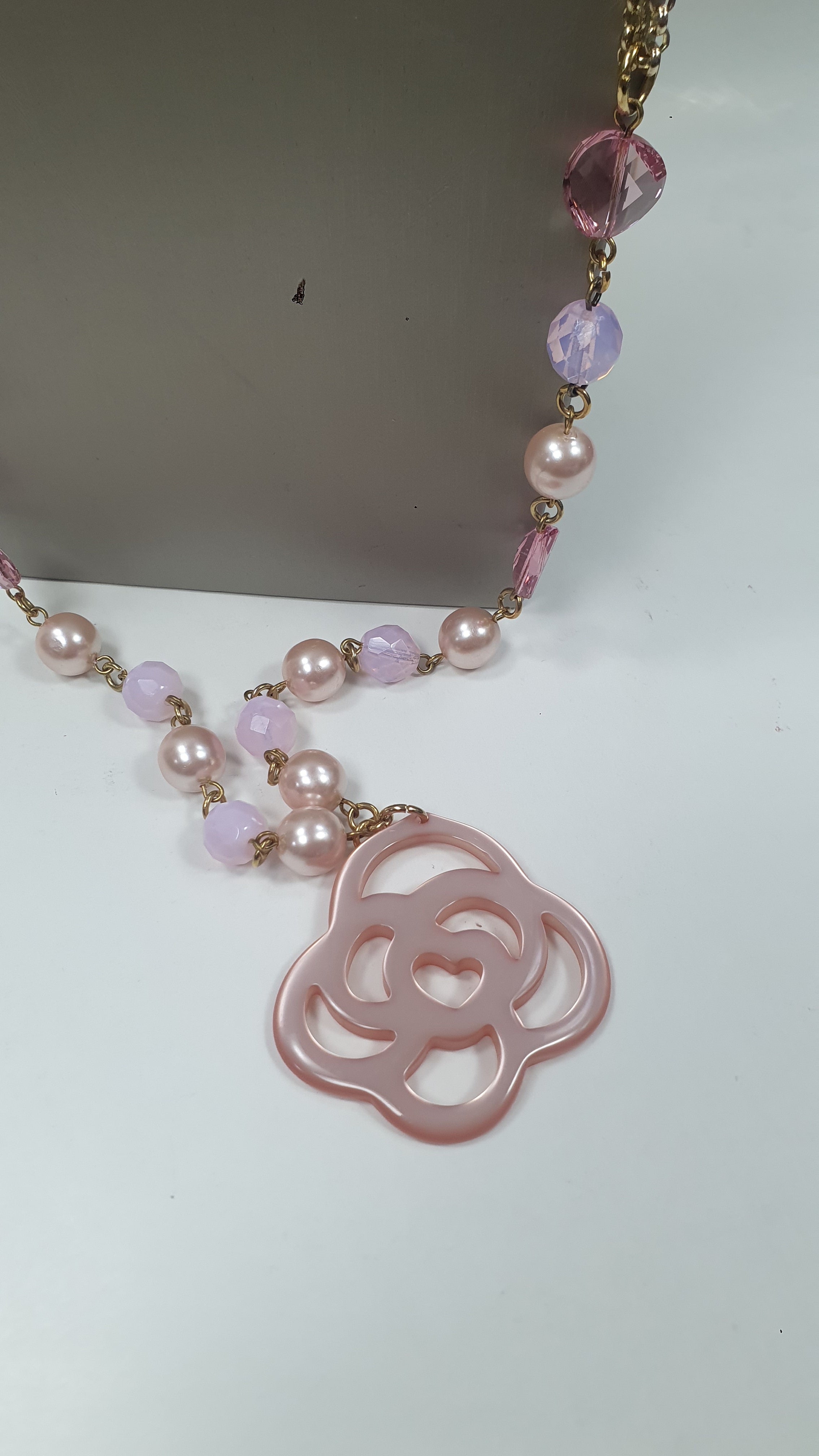 Coordinato collana e orecchini di byba bijoux con ciondolo in resina rosa antico