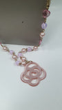 Coordinato collana e orecchini di byba bijoux con ciondolo in resina rosa antico