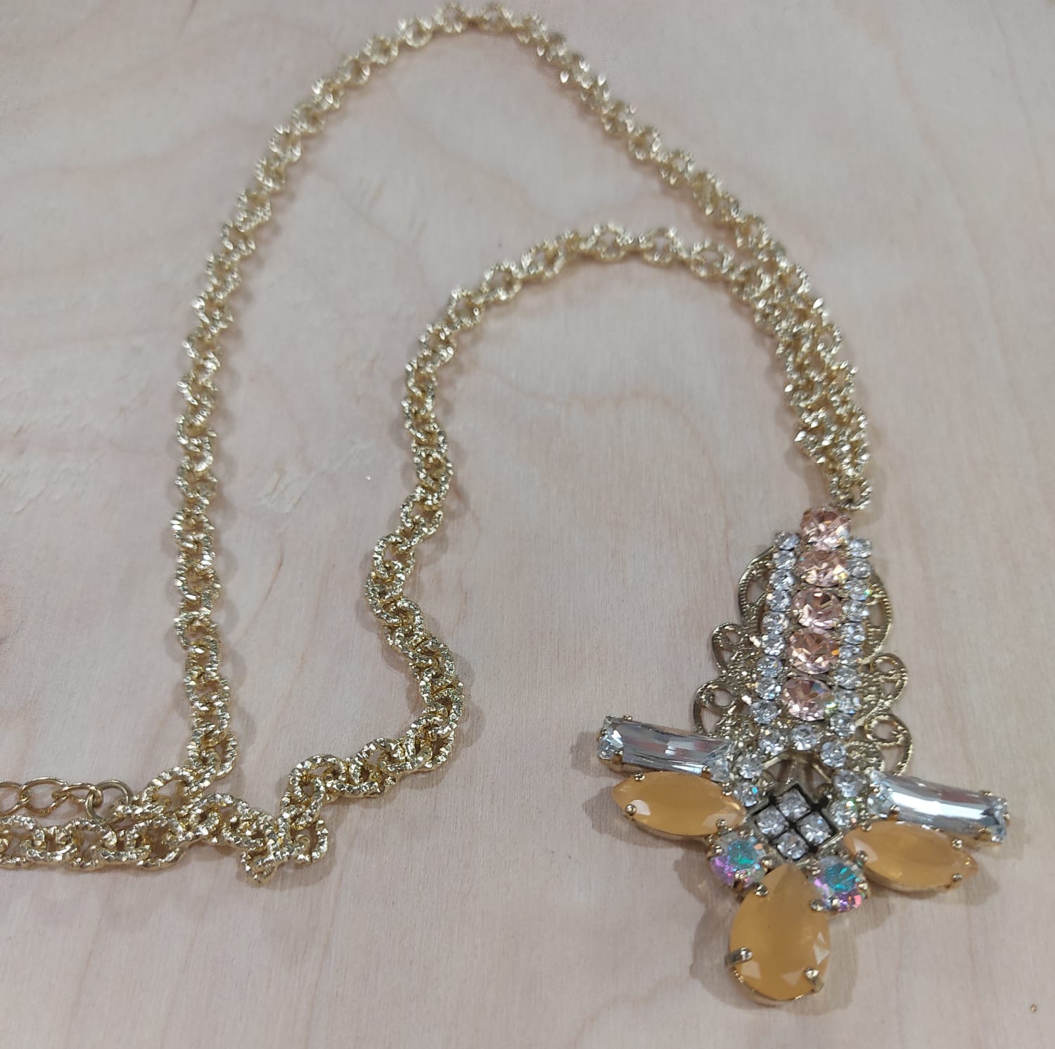 collana lunga di trik bijoux con pendente pietre oro