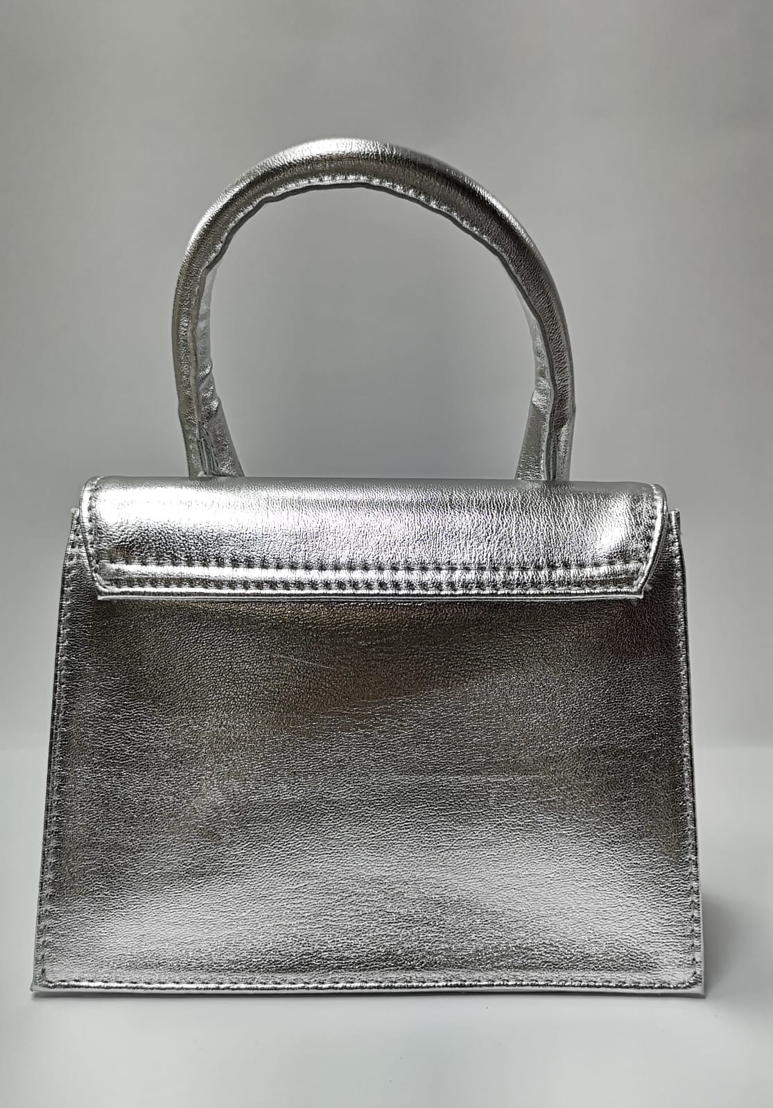 Set composto da orecchini, borsa, cintura di trik bijoux con Bottone argento