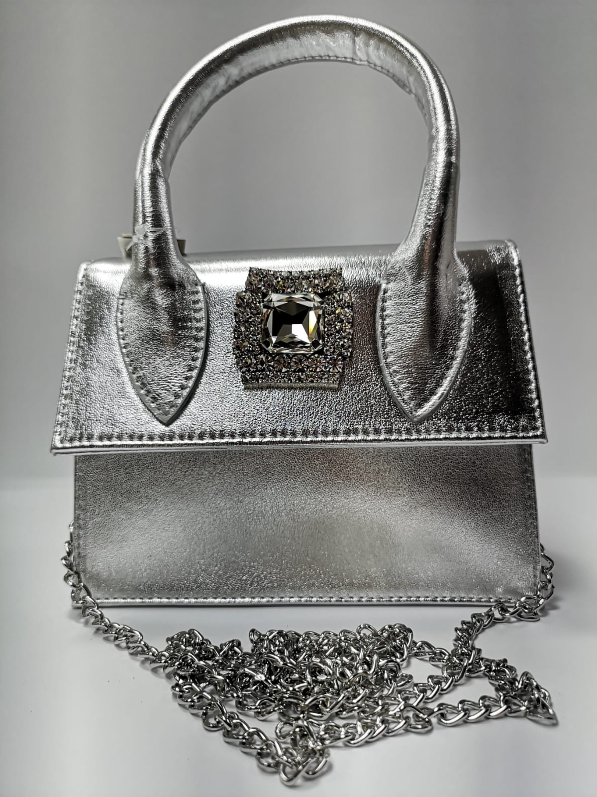 Set composto da orecchini, borsa, cintura di trik bijoux con Bottone argento