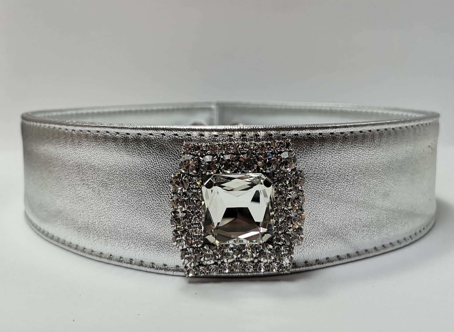 Set composto da orecchini, borsa, cintura di trik bijoux con Bottone argento