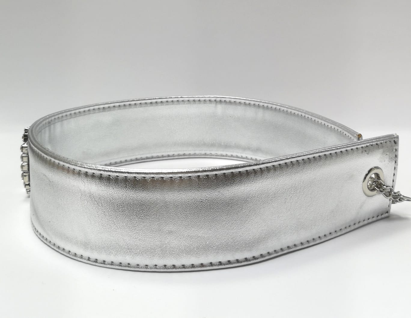 Set composto da orecchini, borsa, cintura di trik bijoux con Bottone argento