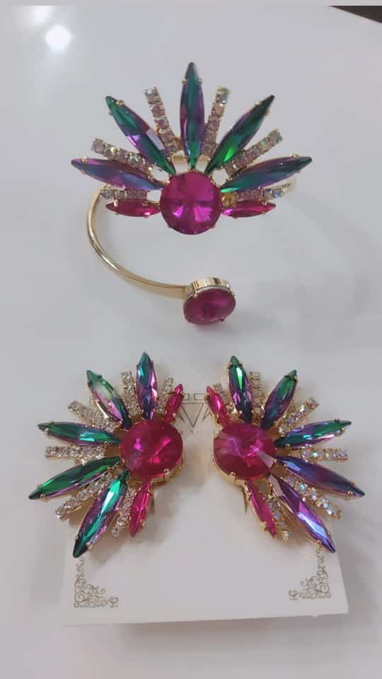 coordinato orecchini e bracciale di trik bijoux foglia ad ago verde-blu / fucsia