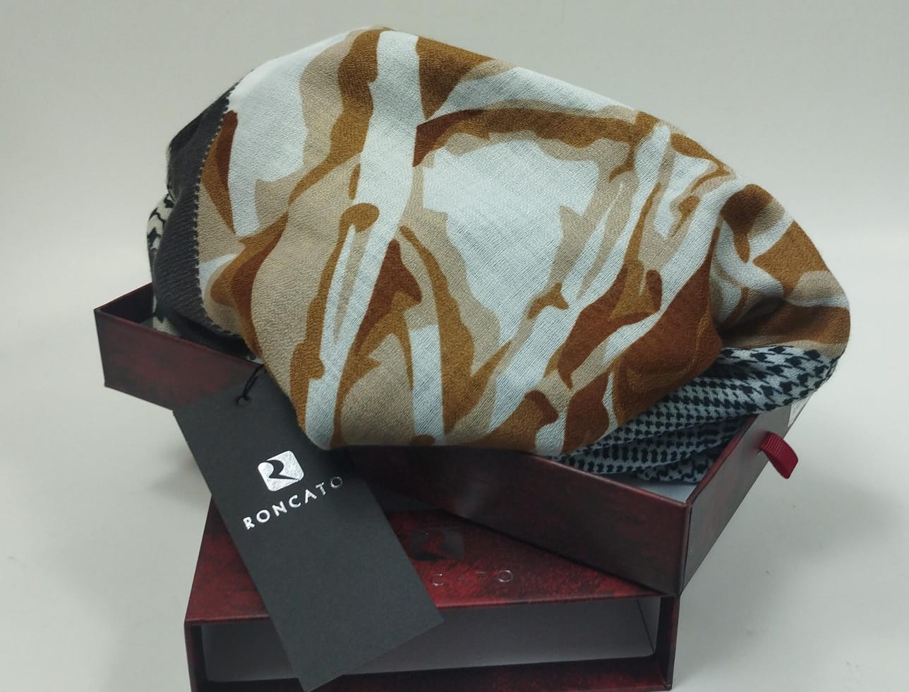 Confezione regalo foulard donna di roncato fiori blu/ arancio e quadrato giallo/marrone