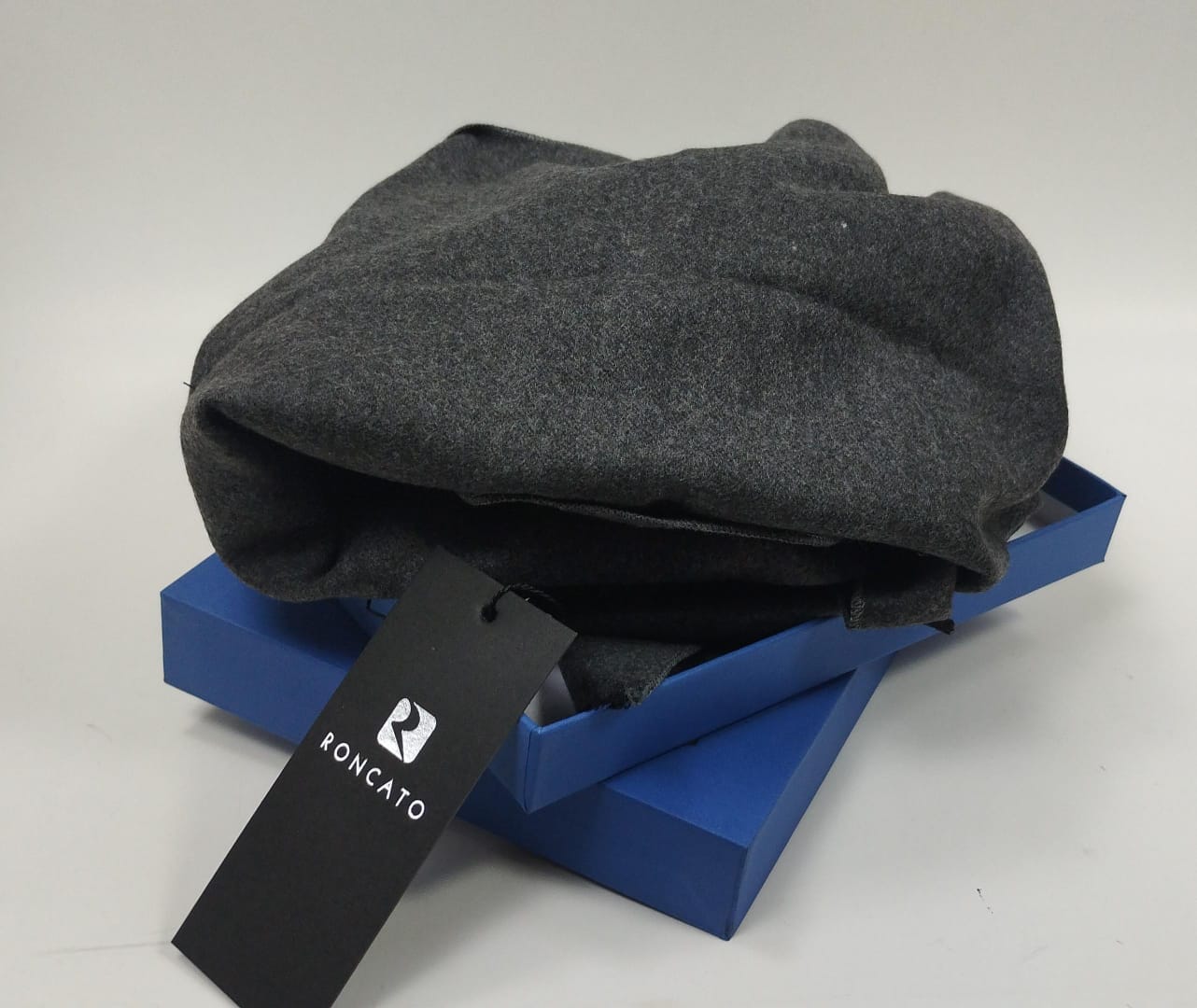 Confezione regalo sciarpa uomo di roncato 46.002.01 nero/blu/grigio/grigio scuro