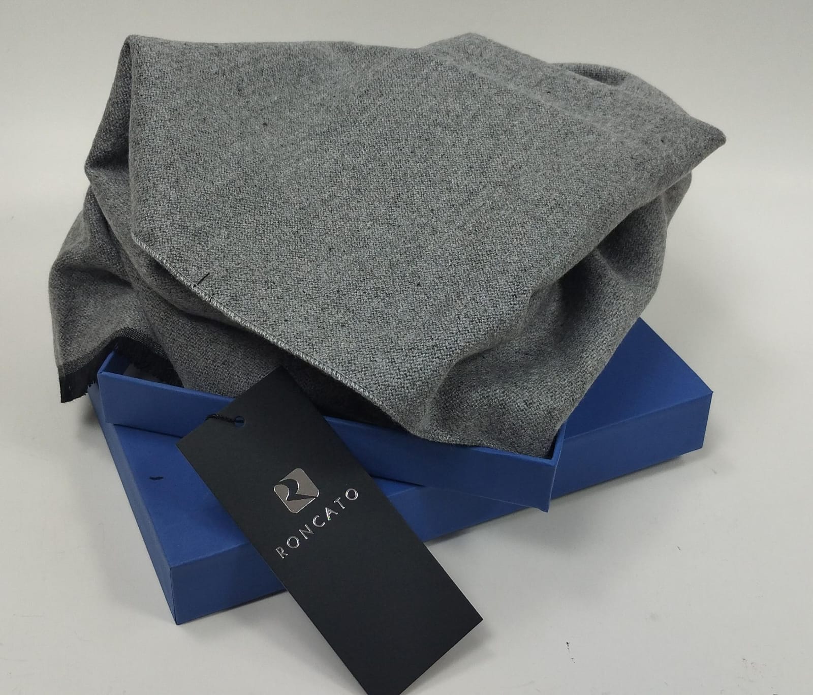 Confezione regalo sciarpa uomo di roncato 46.002.01 nero/blu/grigio/grigio scuro