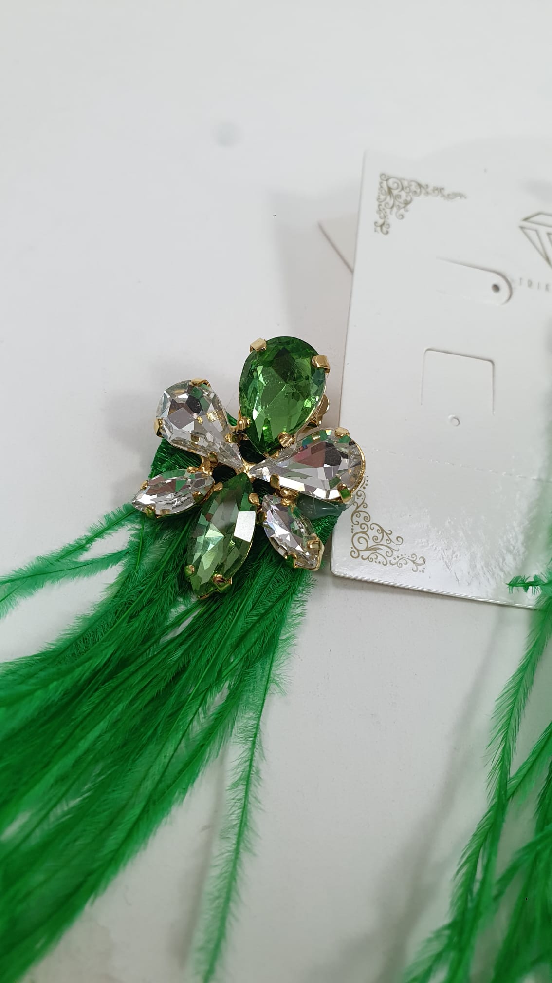 orecchini pendenti con piuma e cristallo piccolo di trik bijoux verde/ blu/ nero/ lilla