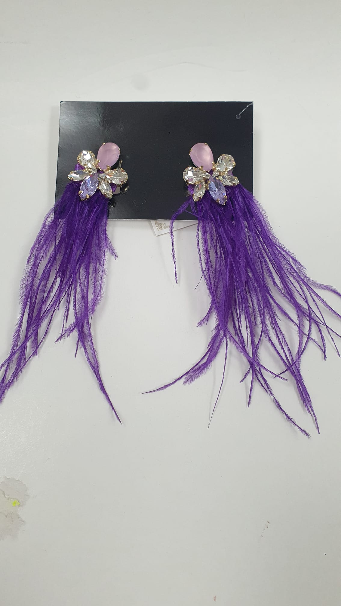 orecchini pendenti con piuma e cristallo piccolo di trik bijoux verde/ blu/ nero/ lilla