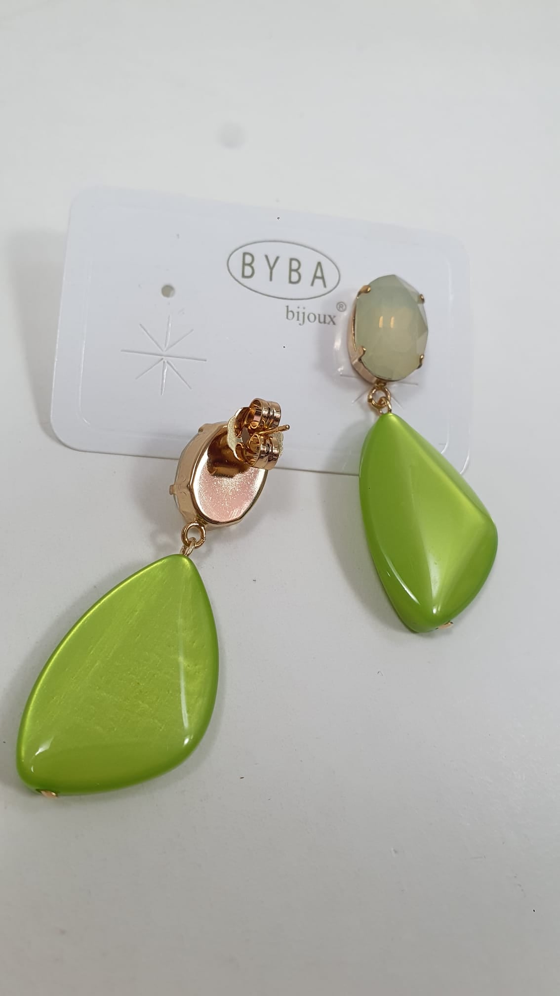coordinato di bracciale e orecchini di byba bijoux verde/ beige