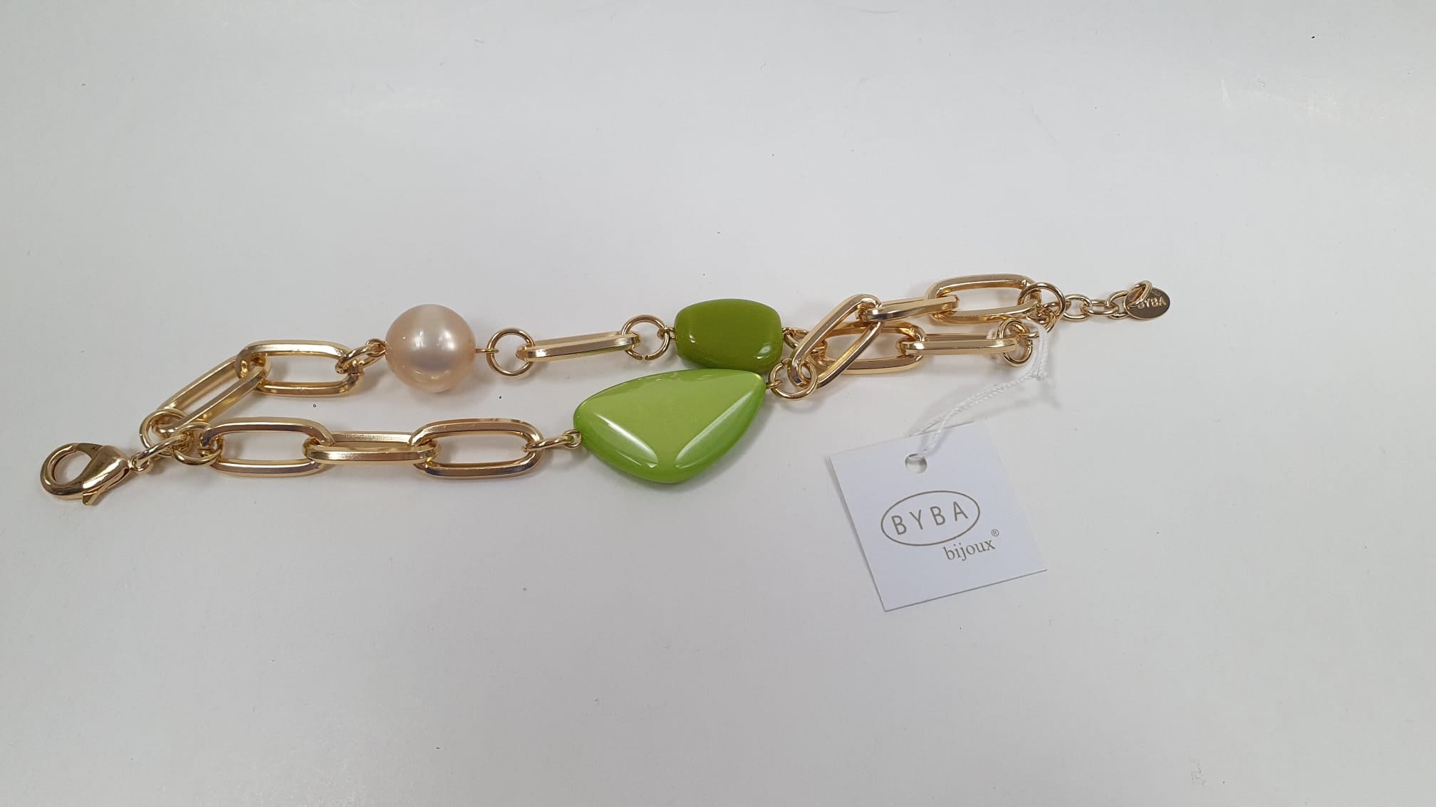 coordinato di bracciale e orecchini di byba bijoux verde/ beige