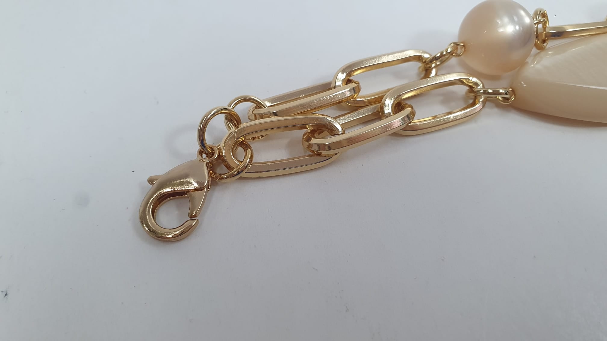 coordinato di bracciale e orecchini di byba bijoux verde/ beige
