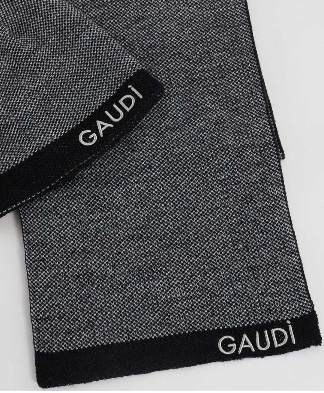 Berretto uomo beanie e sciarpa coordinato di gaudì V3AI-11462 grigio