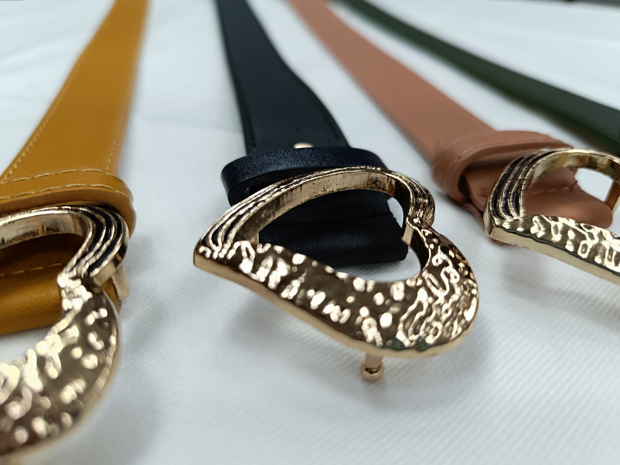 Cintura donna di Enrico coveri con fibia color oro a forma di cuore cipria/nero/ blu/ ocra