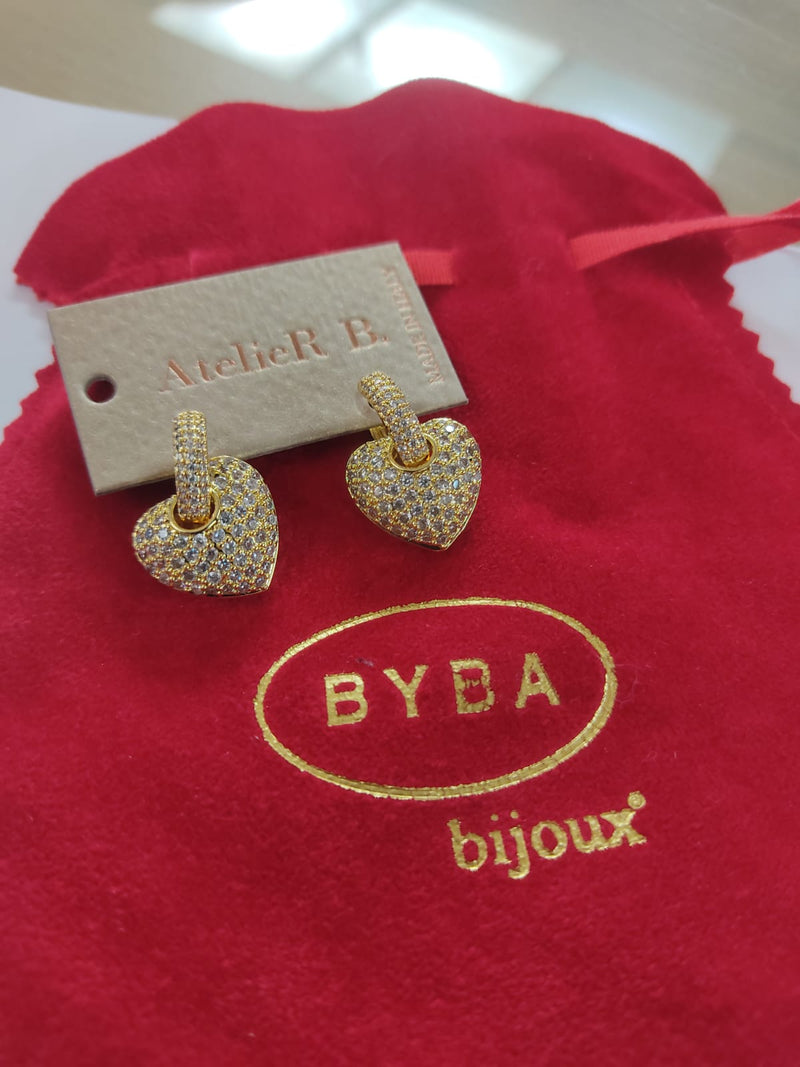 Orecchini donna di Atelier B. a forma di cuore oro con piccoli cristalli argento