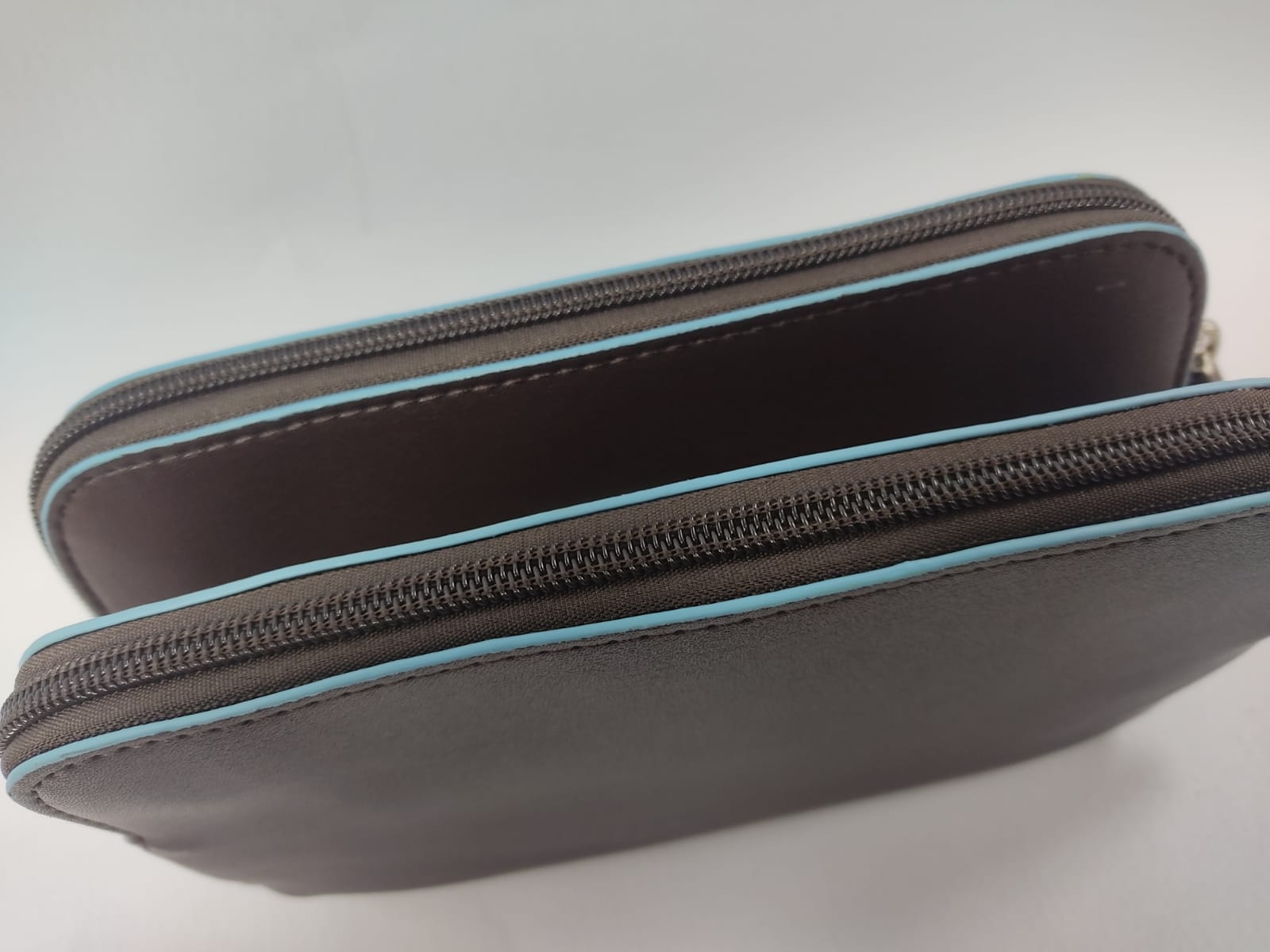 Pochette uomo della linea di rodrigo 468 con manicotto Nero/ blu / marrone